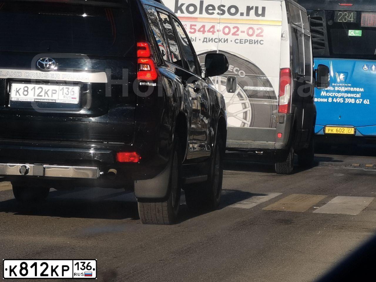 Фото автомобиля TOYOTA LANDCRUISER, 2018 — госномер К812КР136. Цвет: ЧЕРНЫЙ