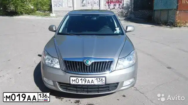Фото автомобиля SKODA OCTAVIA, 2010 — госномер О252НО190. Цвет: СЕРЫЙ
