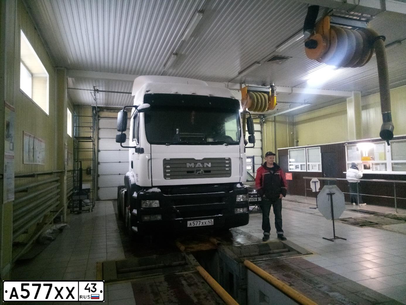 Фото автомобиля MAN TGA 18.XXX /4X2/, 2007 — госномер А577ХХ43. Цвет: Белый