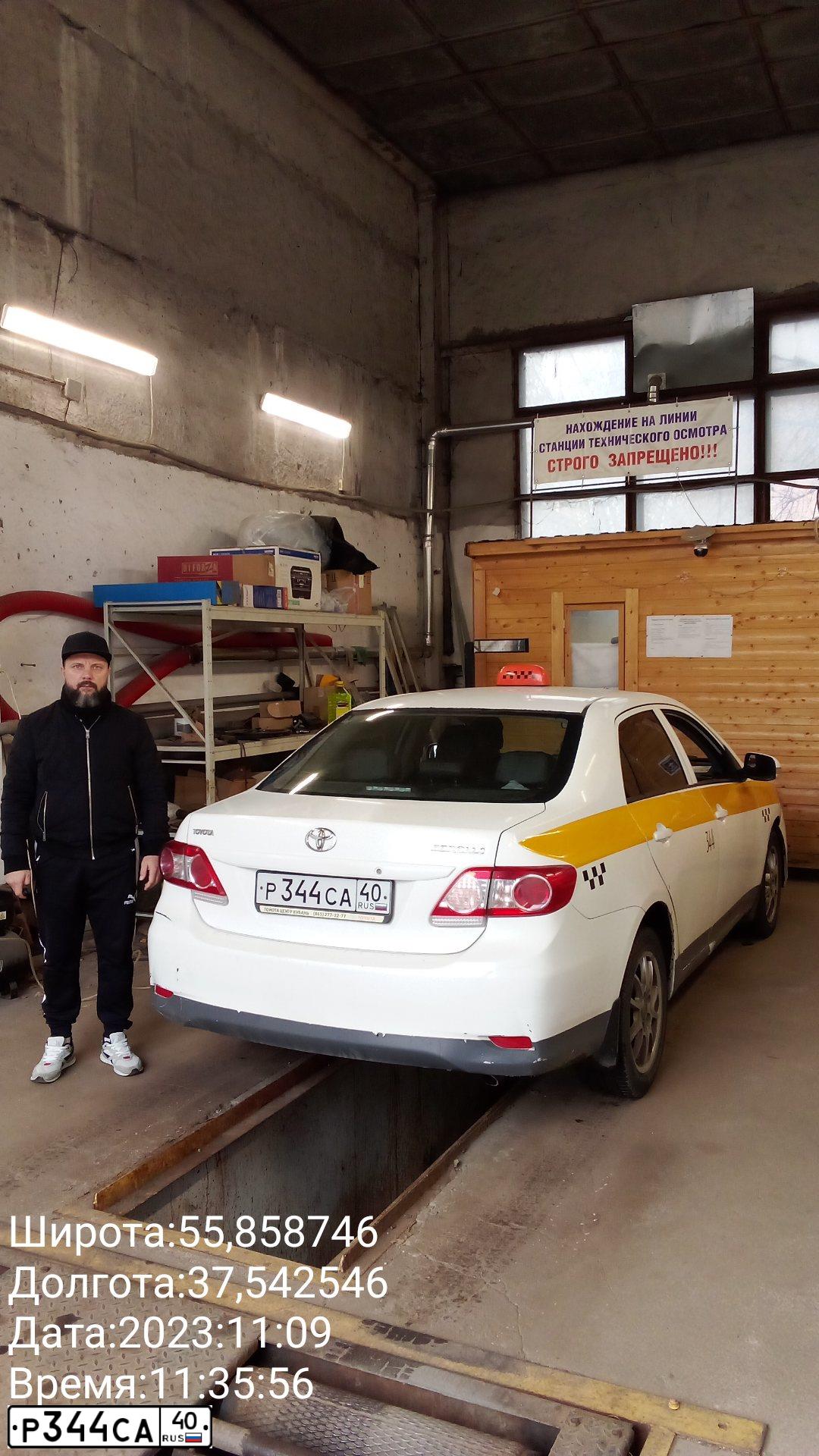 Фото автомобиля TOYOTA COROLLA, 2013 — госномер Р344СА40. Цвет: БЕЛЫЙ-ЖЕЛТЫЙ-СЕРЫЙ