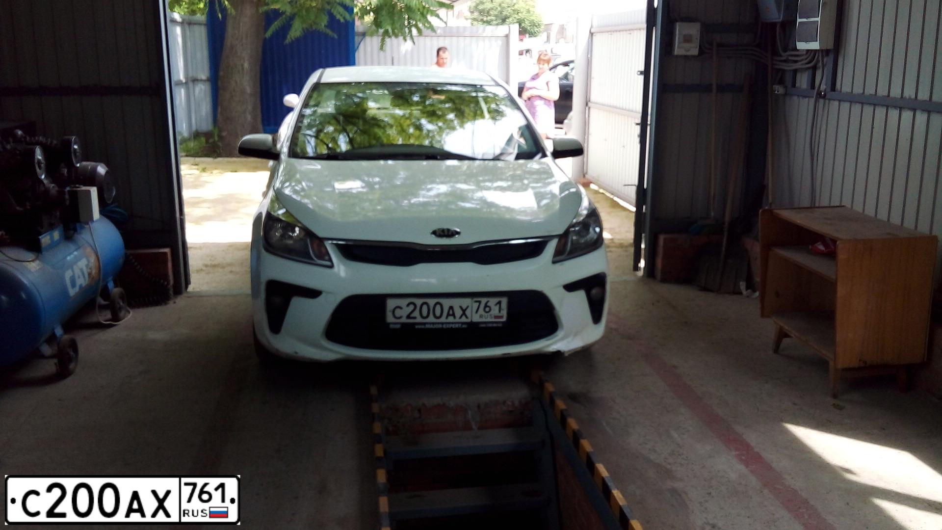 Фото автомобиля KIA RIO, 2017 — госномер С200АХ761. Цвет: Белый