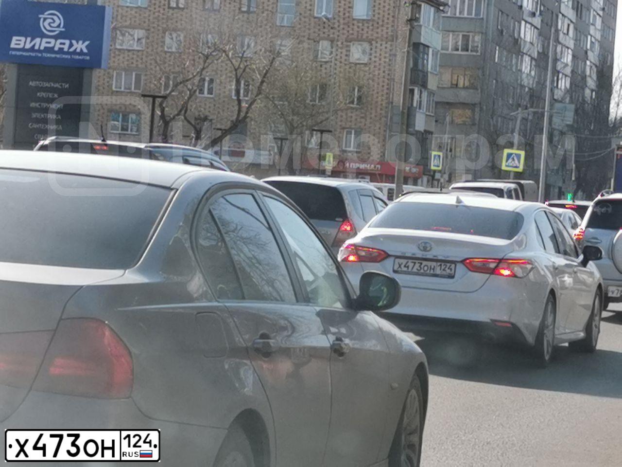 Фото автомобиля TOYOTA CAMRY, 2019 — госномер В144ТК124. Цвет: БЕЛЫЙ ПЕРЛАМУТР
