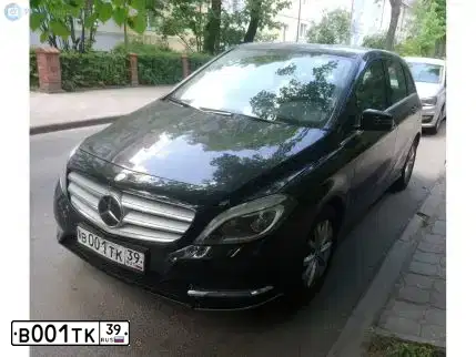 Фото автомобиля MERCEDES-BENZ B180, 2013 — госномер С334НА39. Цвет: ЧЕРНЫЙ