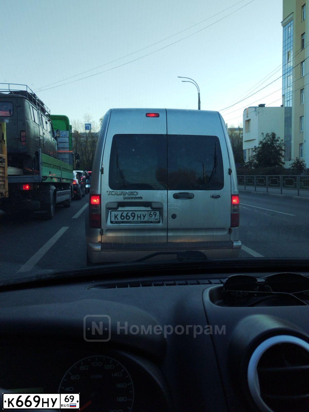 Фото автомобиля FORD TOURNEO CONNECT, 2006 — госномер К669НУ69. Цвет: серебристый