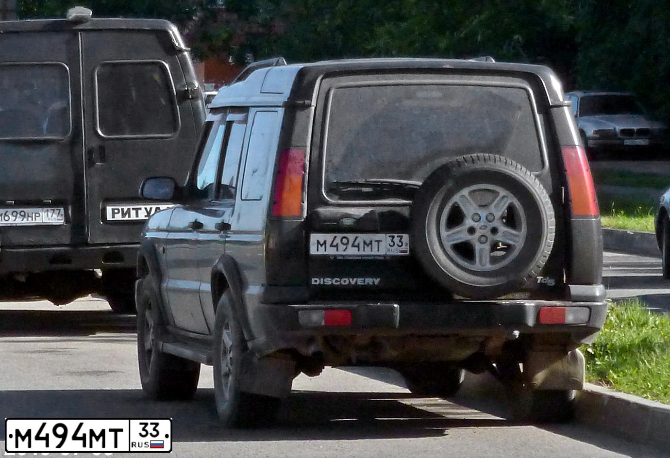 Фото автомобиля LANDROVER DISCOVERY, 2002 — госномер М494МТ33. Цвет: ЧЕРНЫЙ