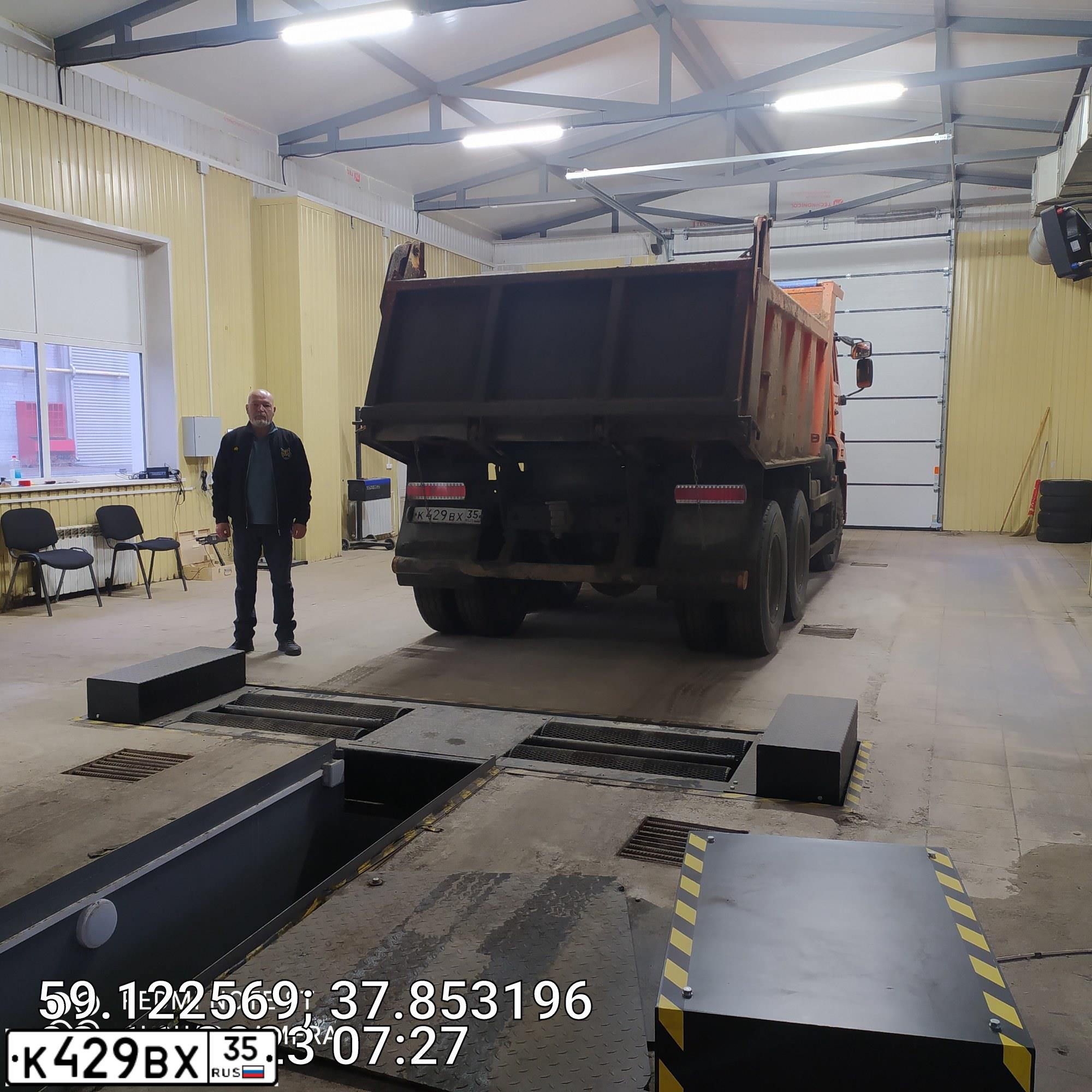 Фото автомобиля KAMAZ 65115 /6X4/, 2017 — госномер К429ВХ35. Цвет: Оранжевый RAL 2009