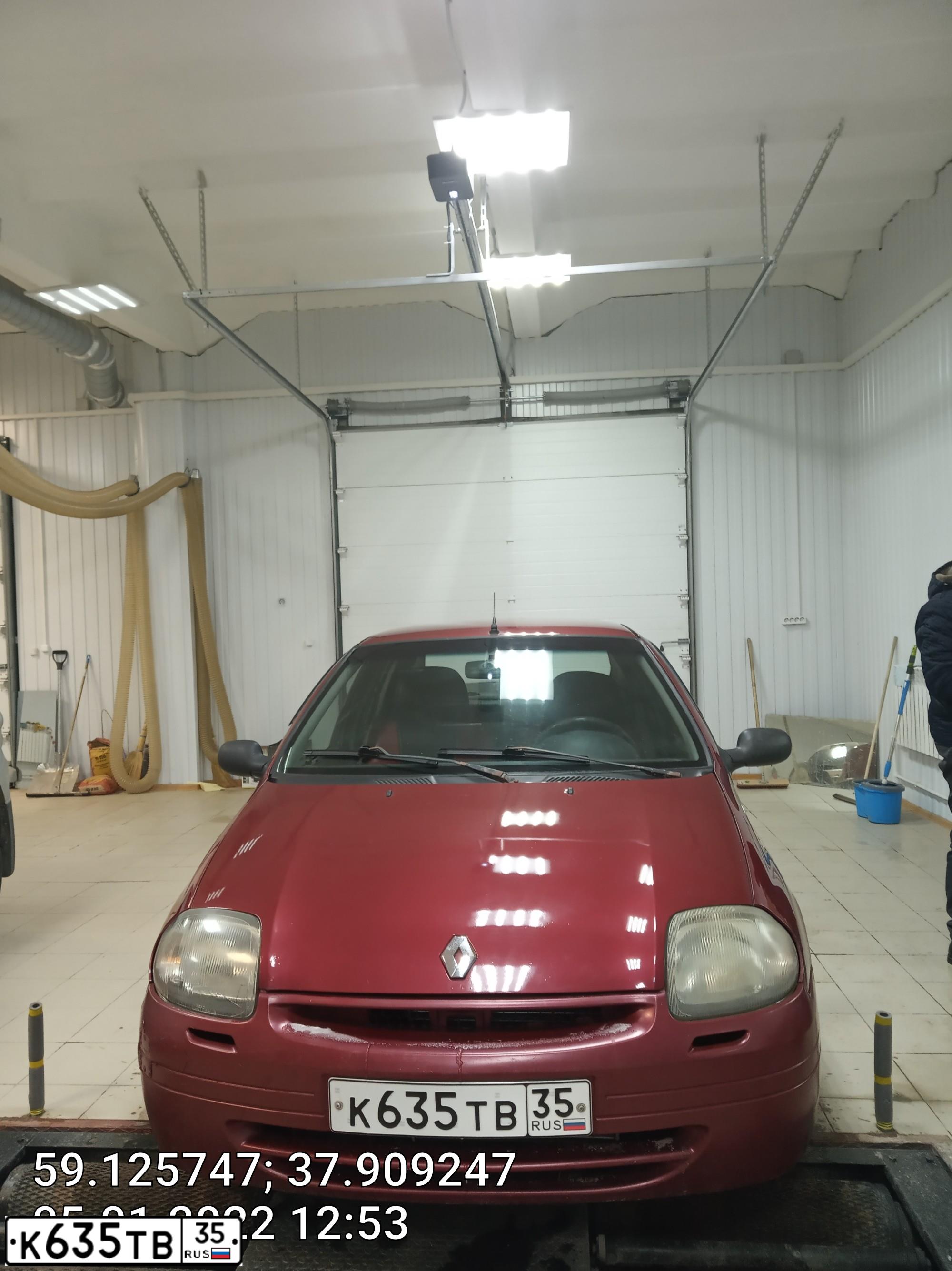 Фото автомобиля RENAULT CLIO, 2000 — госномер К635ТВ35. Цвет: ТЕМНО КРАСНЫЙ