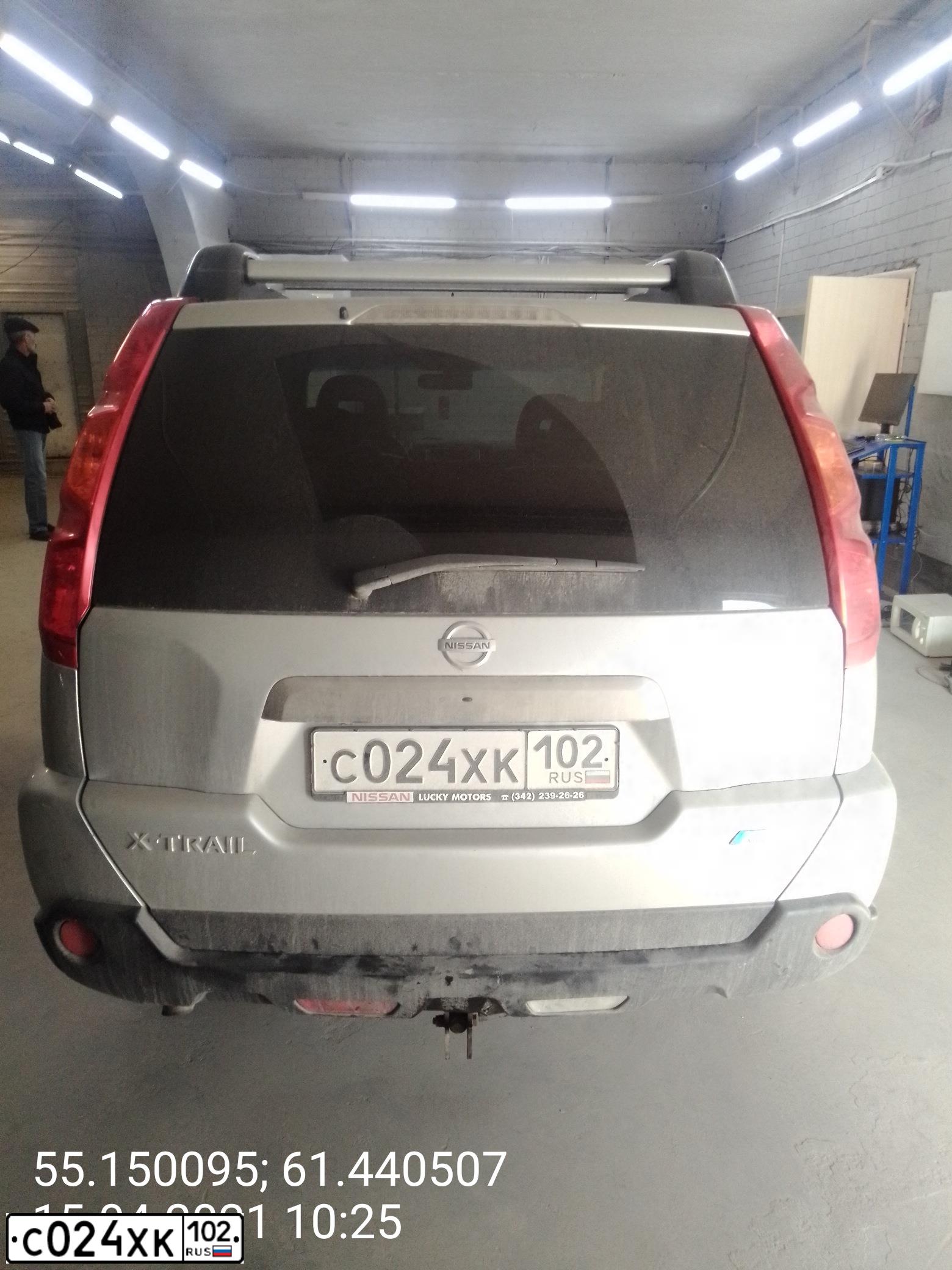 Фото автомобиля NISSAN X-TRAIL, 2010 — госномер Р574КТ774. Цвет: Серебристый