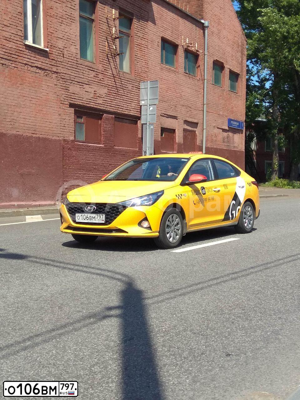Фото автомобиля HYUNDAI  SOLARIS, 2021 — госномер О106ВМ797. Цвет: ЖЁЛТЫЙ