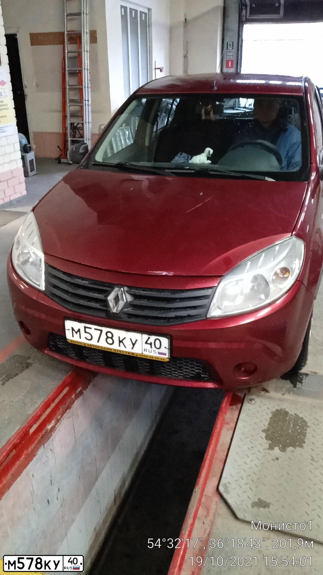 Фото автомобиля RENAULT SANDERO, 2010 — госномер М578КУ40. Цвет: Красный