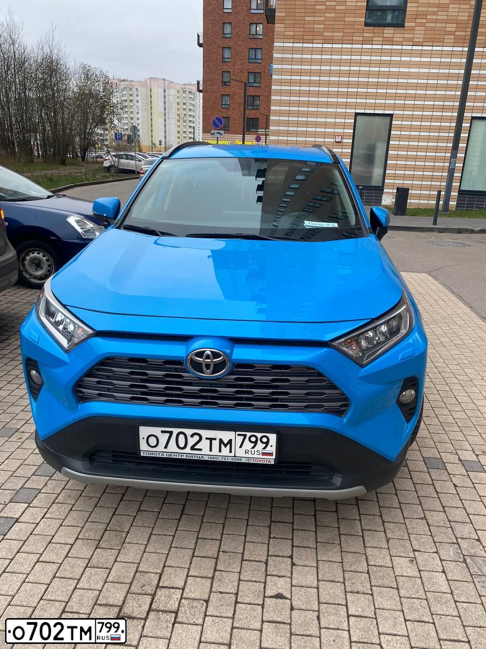 Фото автомобиля TOYOTA RAV4, 2020 — госномер О702ТМ799. Цвет: синий