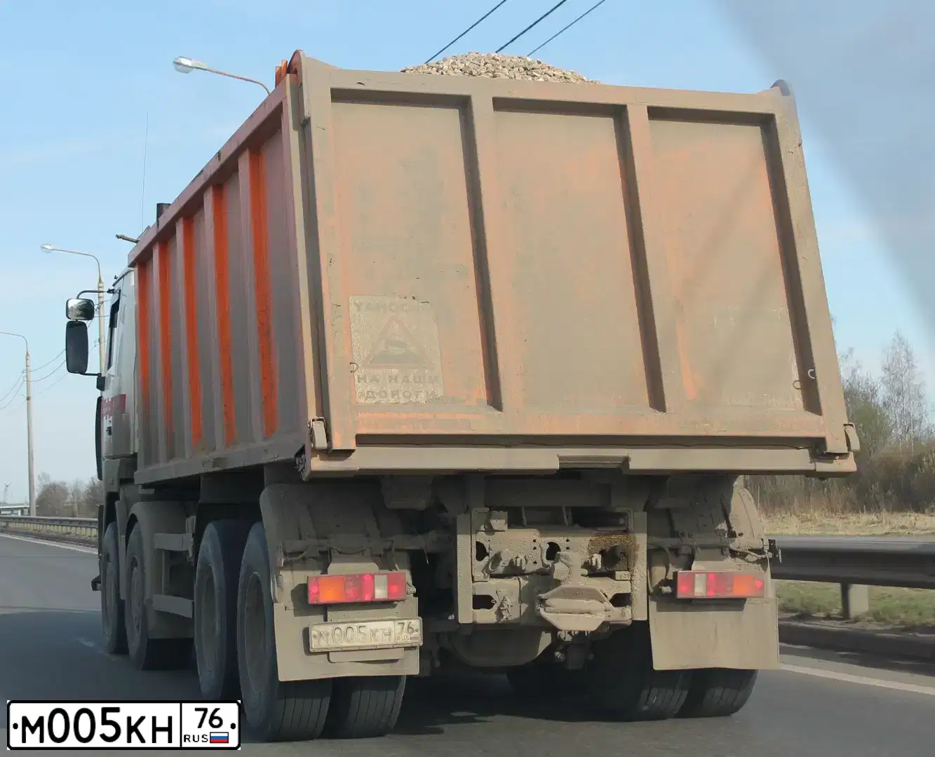Фото автомобиля MAZ 6516 /8X4/, 2012 — госномер В726ВХ76. Цвет: Белый