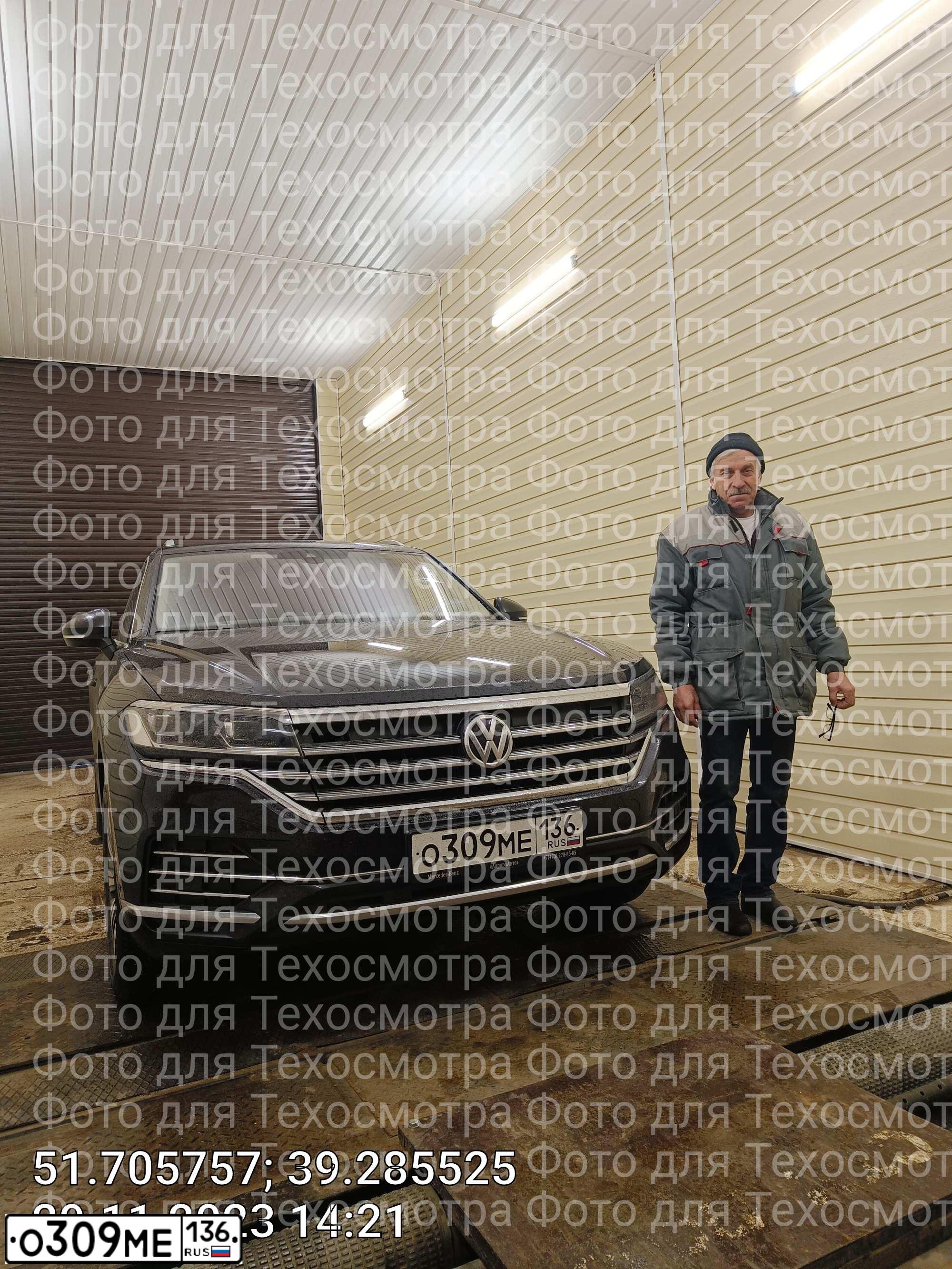 Фото автомобиля VOLKSWAGEN TOUAREG, 2019 — госномер Е700АЕ36. Цвет: ЧЕРНЫЙ