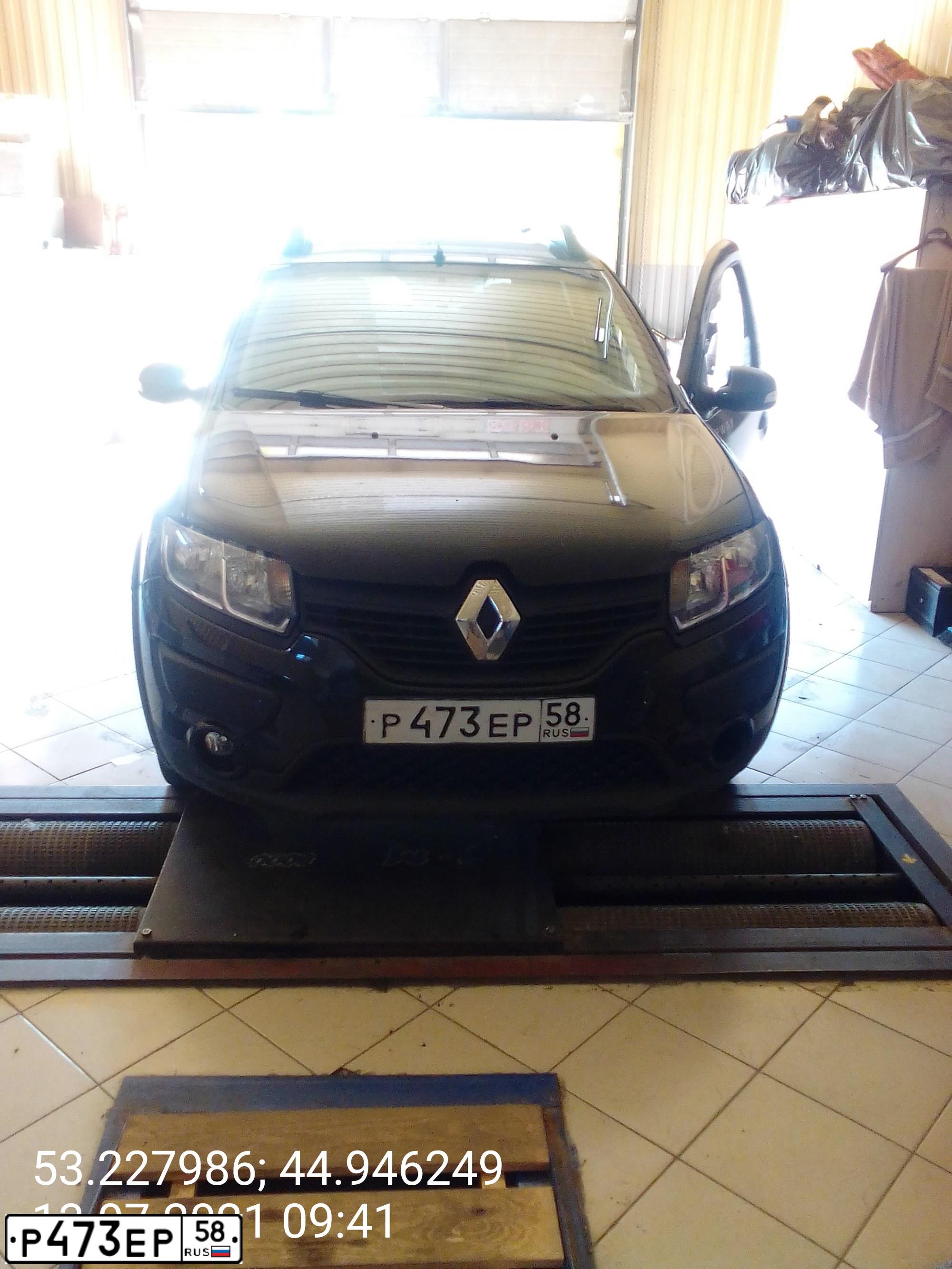 Фото автомобиля RENAULT SANDERO, 2016 — госномер Р473ЕР58. Цвет: ЧЕРНЫЙ