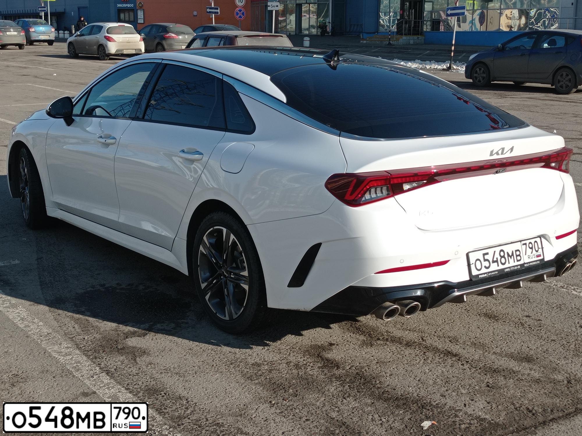 Фото автомобиля KIA K5, 2022 — госномер Х779ВК05. Цвет: Белый
