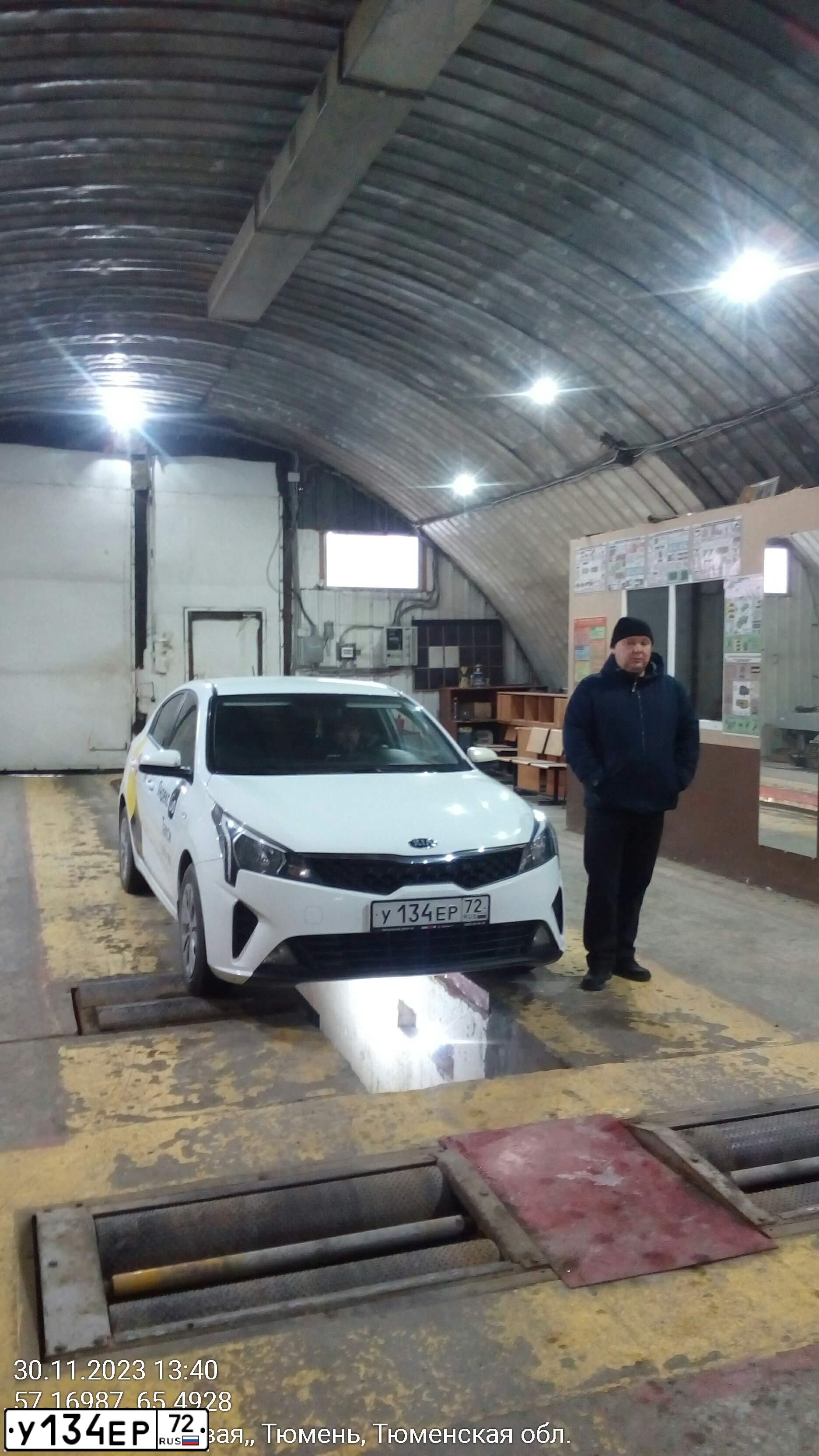 Фото автомобиля KIA RIO, 2020 — госномер У134ЕР72. Цвет: Белый