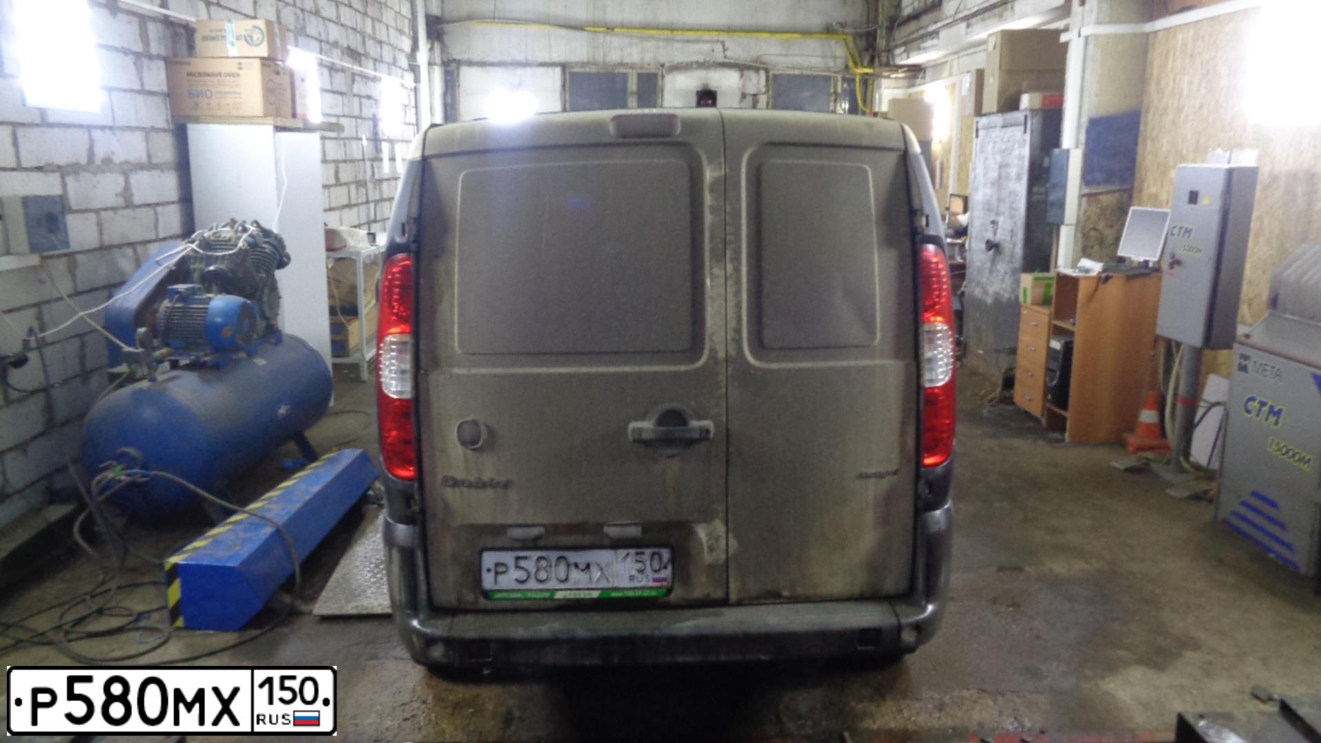 Фото автомобиля FIAT DOBLO, 2008 — госномер Р580МХ150. Цвет: БЕЖЕВЫЙ