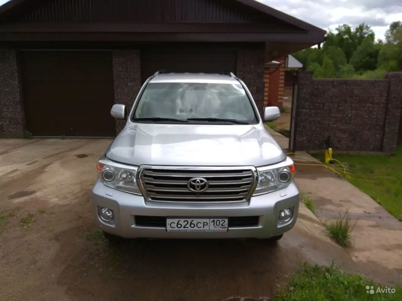 Фото автомобиля TOYOTA LANDCRUISER 200, 2012 — госномер В100ВВ02. Цвет: СЕРЕБРИСТЫЙ