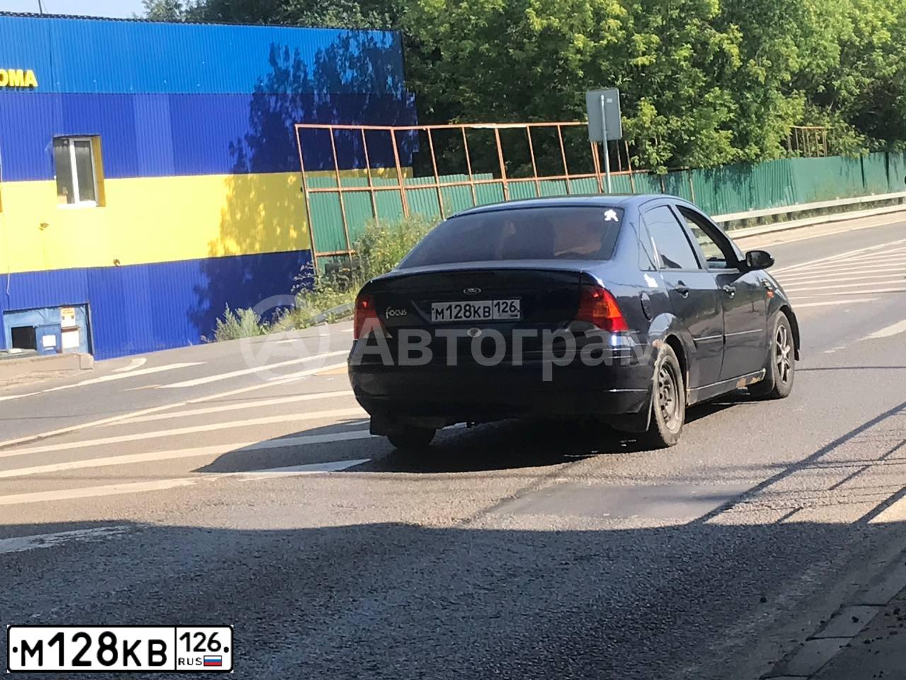 Фото автомобиля FORD FOCUS, 2003 — госномер М128КВ126. Цвет: ТЕМНО-СИНИЙ