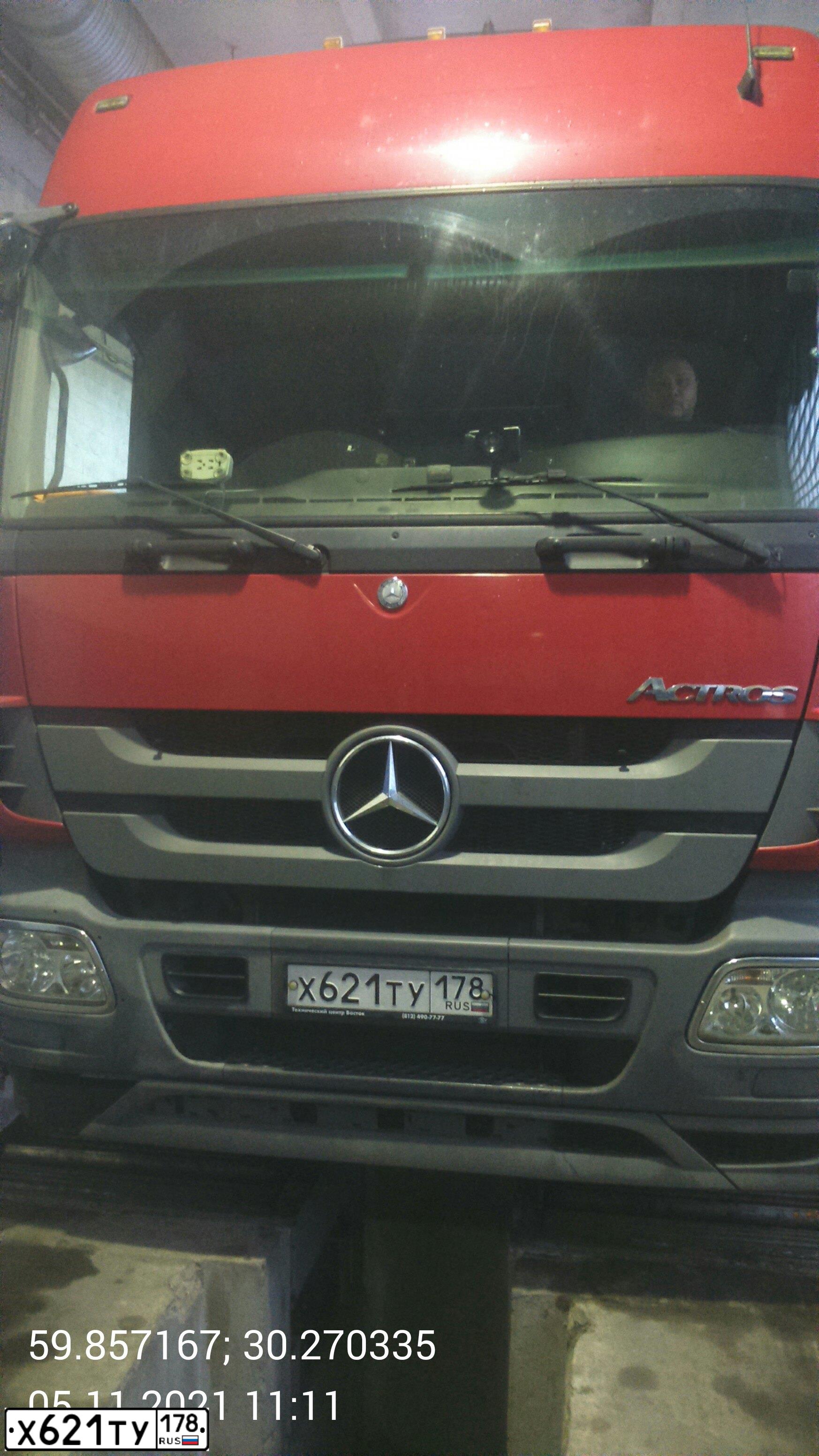Фото автомобиля MERCEDES-BENZ ACTROS, 2017 — госномер Р063ХЕ126. Цвет: Красный