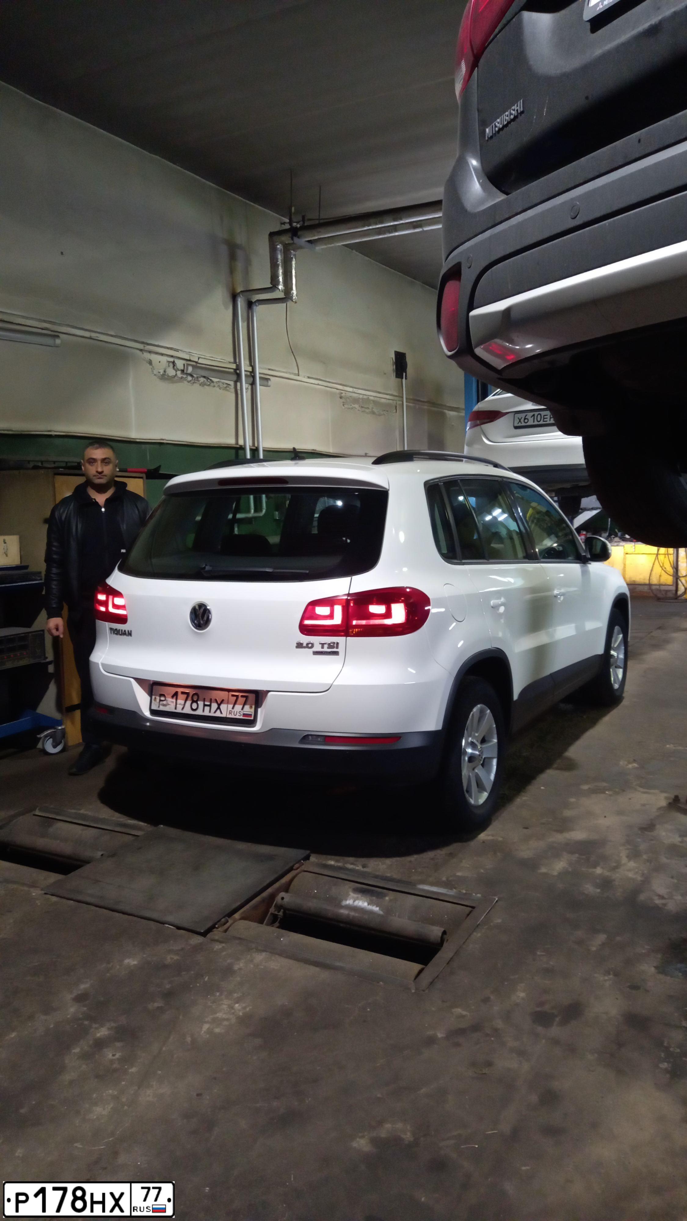 Фото автомобиля VOLKSWAGEN TIGUAN, 2012 — госномер Р178НХ77. Цвет: Белый