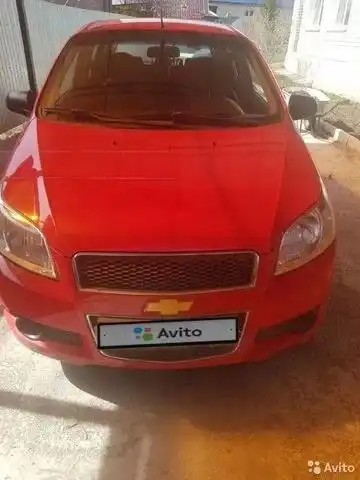 Фото автомобиля CHEVROLET AVEO, 2010 — госномер Е852НК30. Цвет: Красный