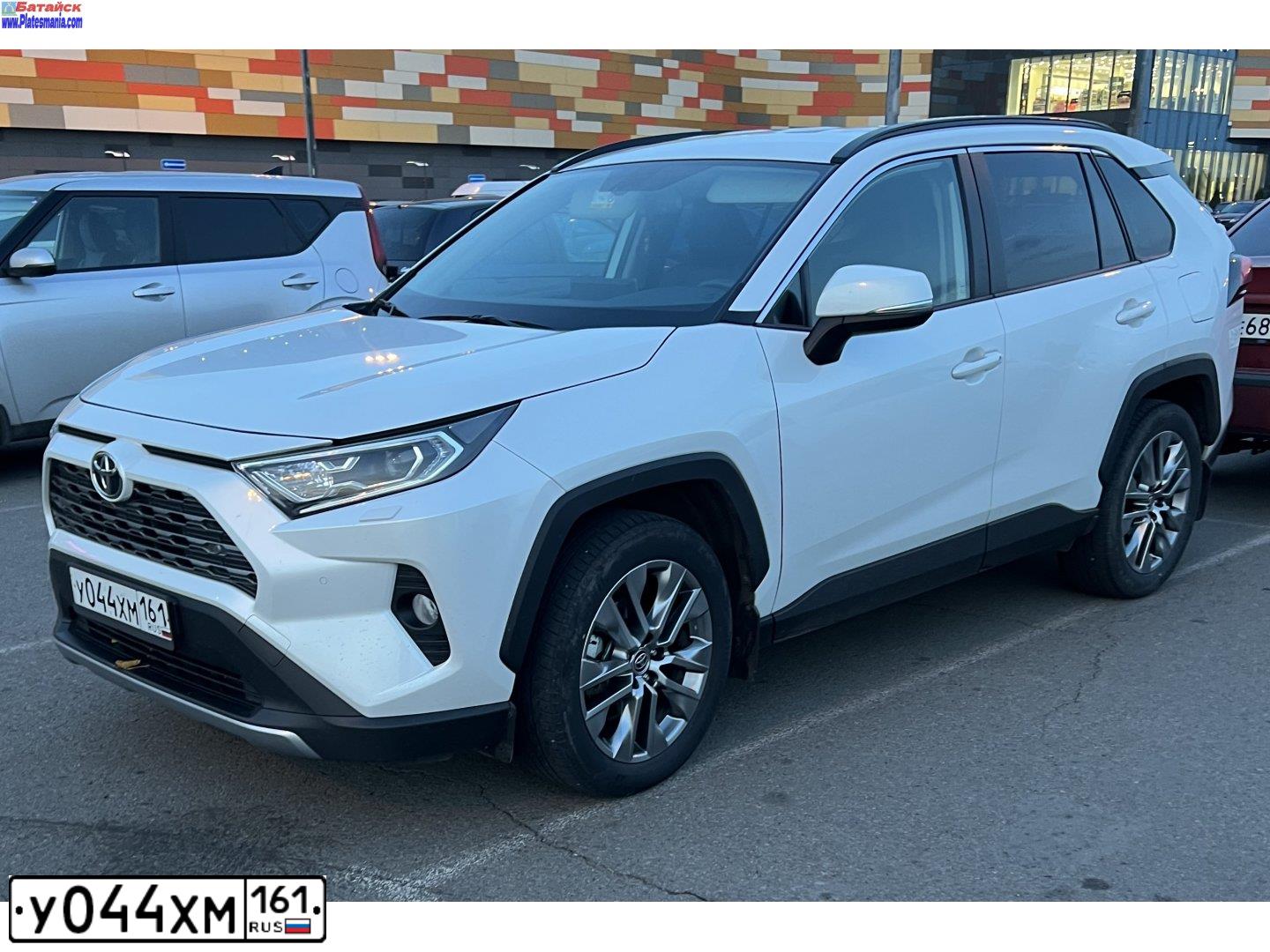 Фото автомобиля TOYOTA RAV4, 2017 — госномер Т025РХ31. Цвет: БЕЛЫЙ ПЕРЛАМУТР