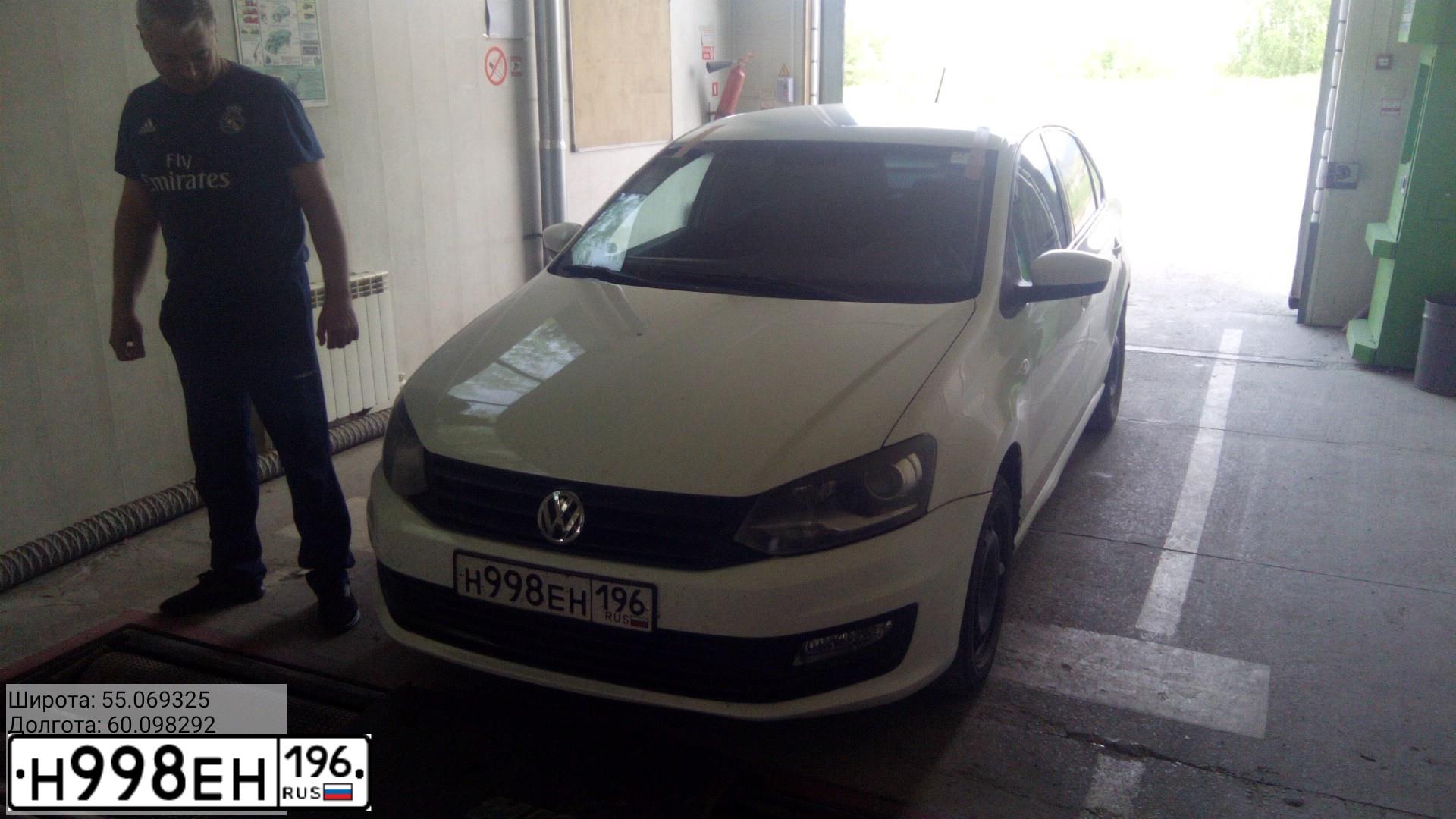 Фото автомобиля VOLKSWAGEN POLO, 2015 — госномер М695КМ186. Цвет: Белый