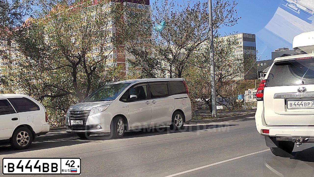Фото автомобиля PEUGEOT 408, 2013 — госномер В444ВВ42. Цвет: КРАСНЫЙ