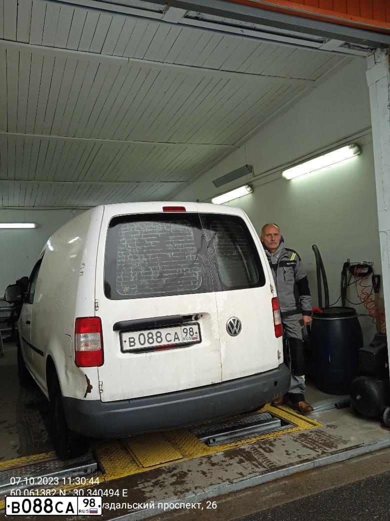 Фото автомобиля VOLKSWAGEN CADDY, 2008 — госномер В088СА98. Цвет: Белый