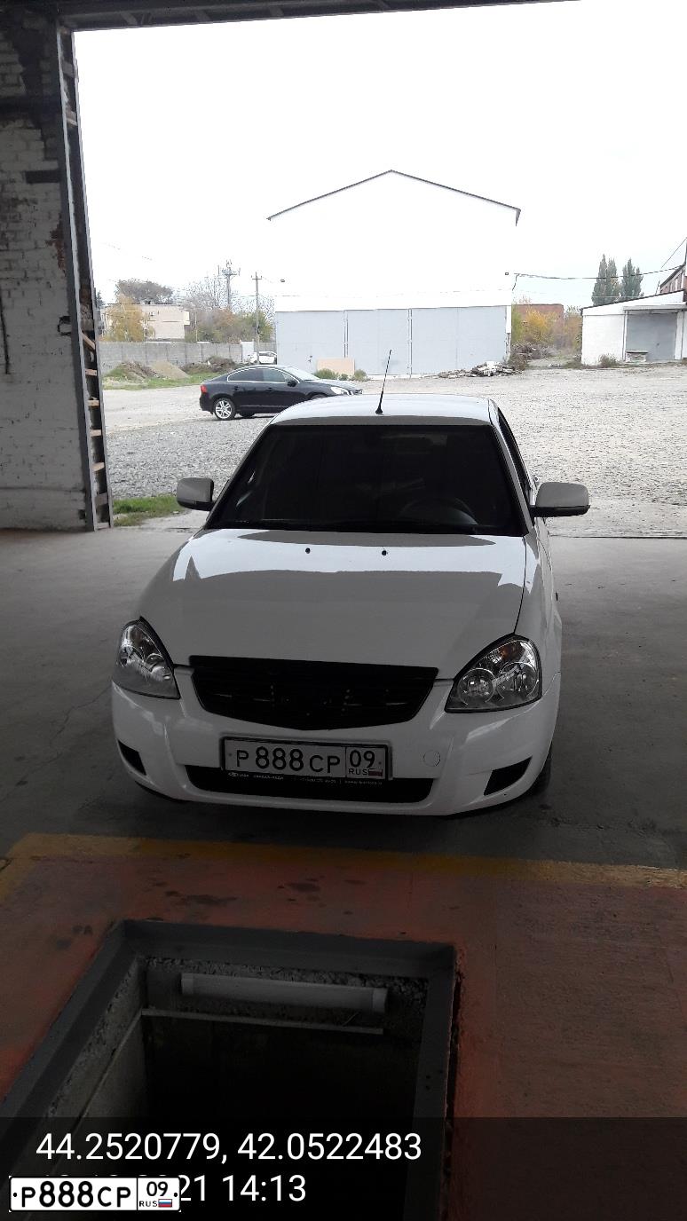 Фото автомобиля LADA 2170 PRIORA, 2010 — госномер Р888СР09. Цвет: Белый