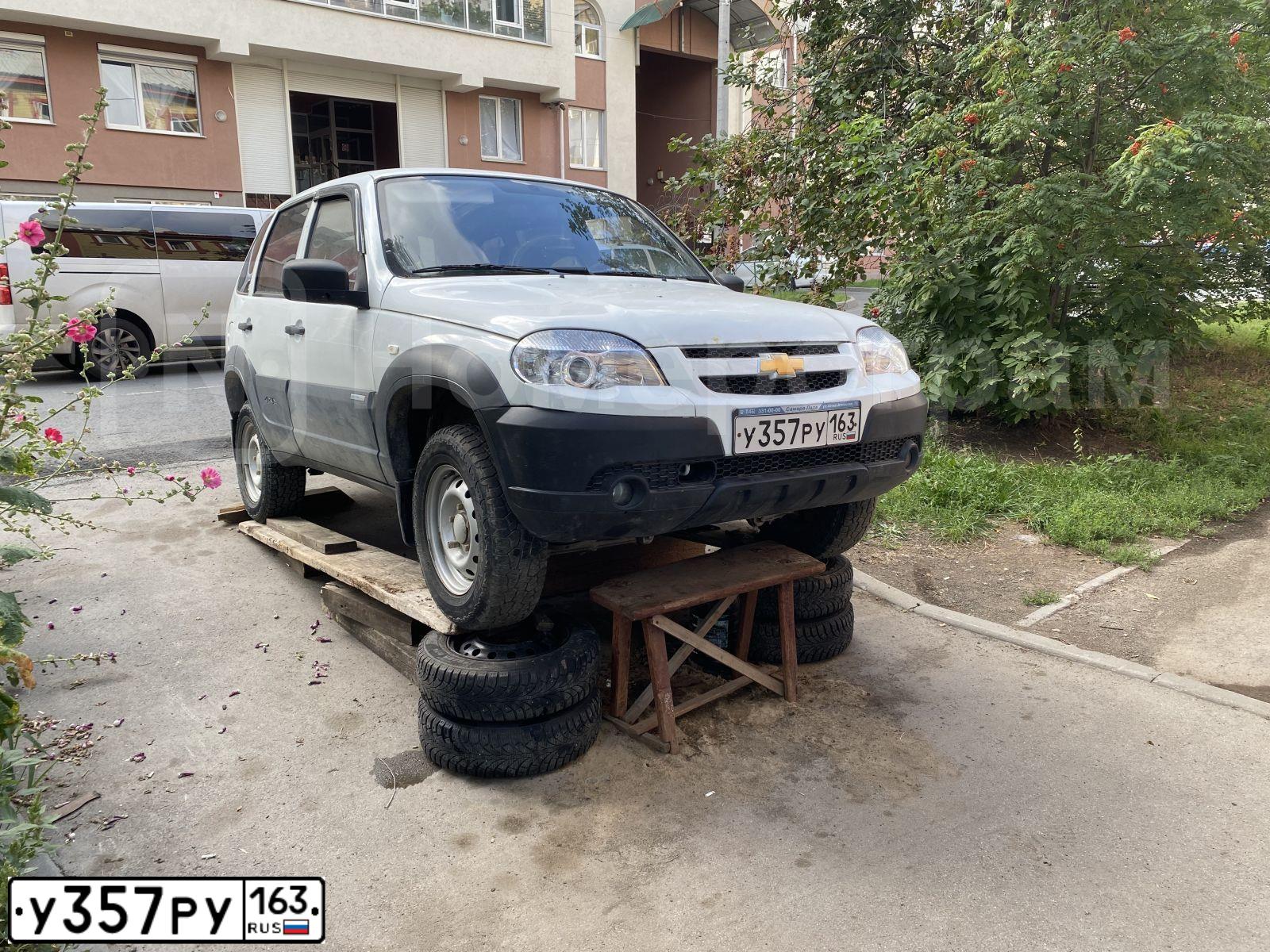Фото автомобиля CHEVROLET NIVA, 2014 — госномер В888ОР763. Цвет: ЯРКО БЕЛЫЙ