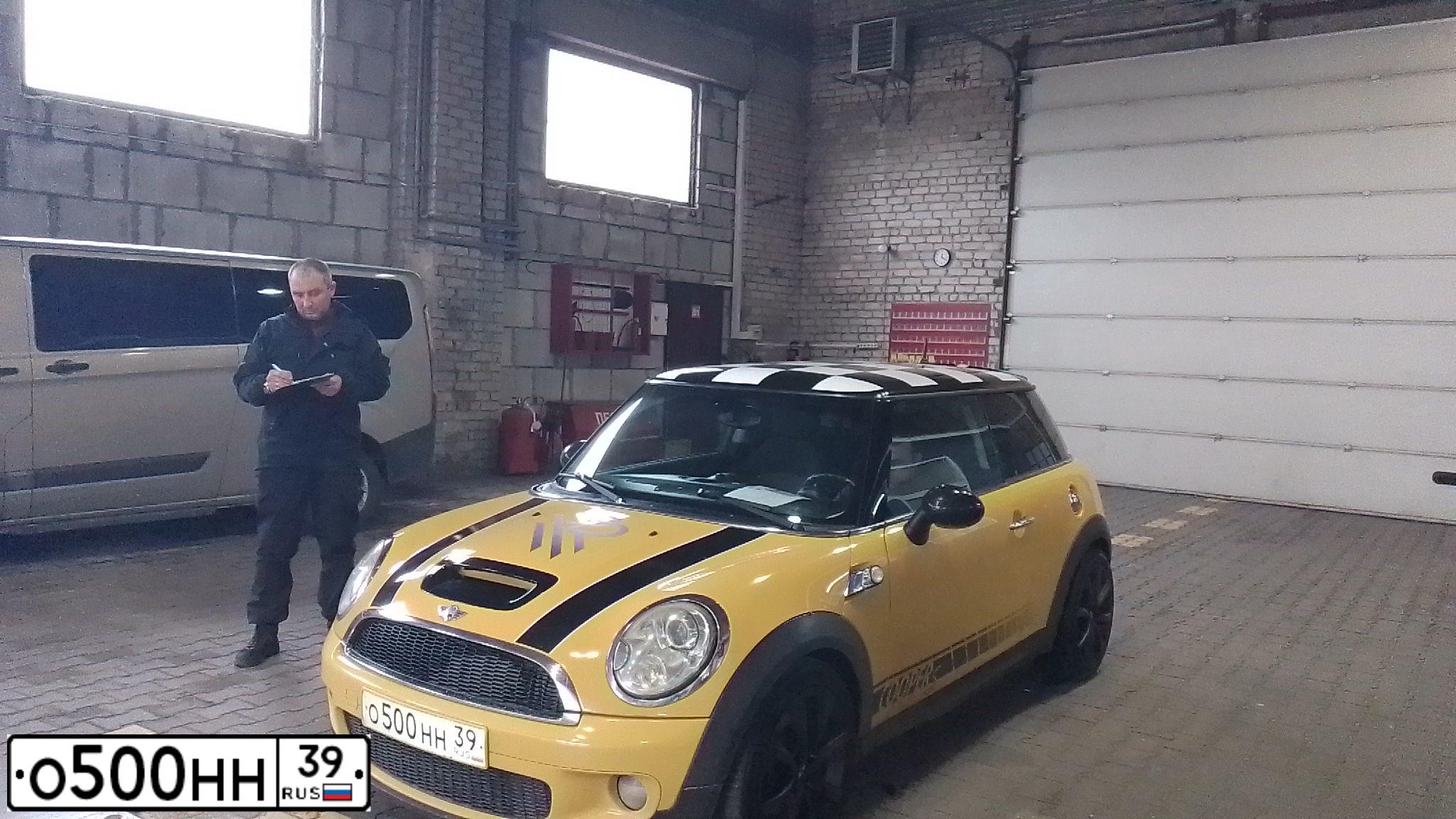 Фото автомобиля MINI MINI, 2009 — госномер Р392НВ39. Цвет: ЖЕЛТЫЙ ЧЕРНЫЙ