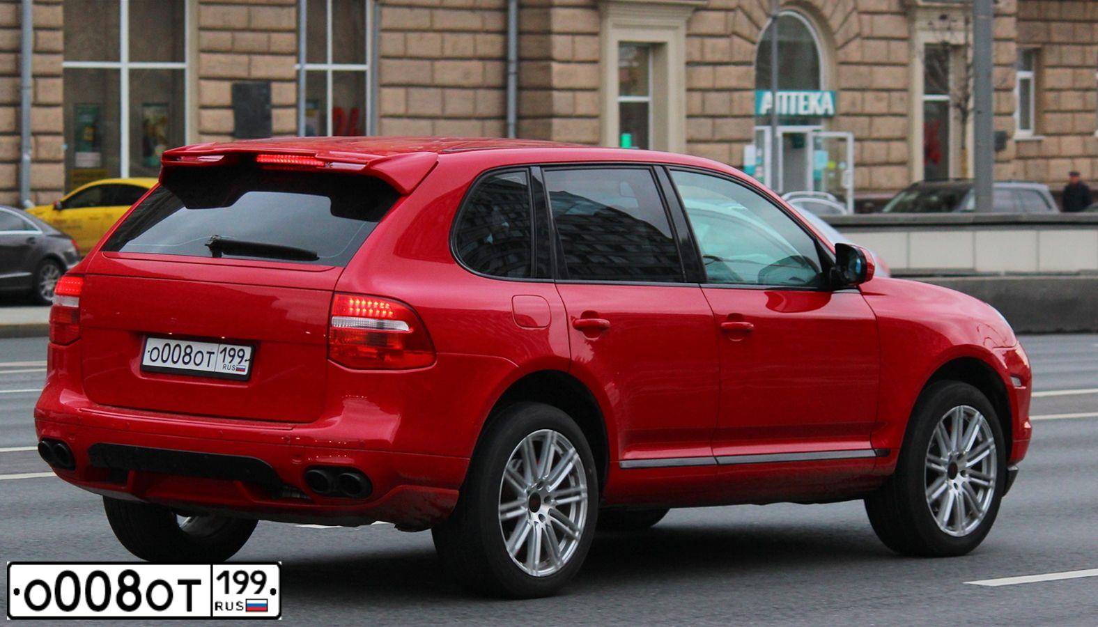 Фото автомобиля PORSCHE CAYENNE, 2003 — госномер О008ОТ799. Цвет: Красный