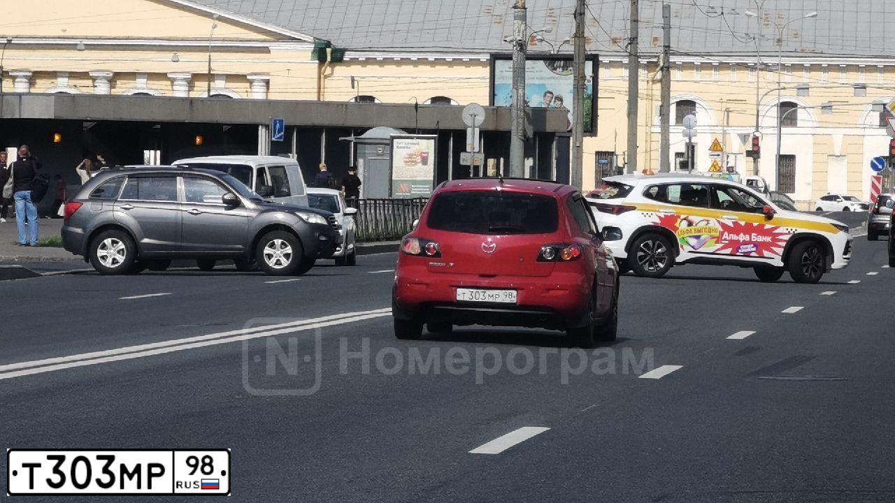 Фото автомобиля MAZDA 3, 2005 — госномер Т303МР98. Цвет: Красный