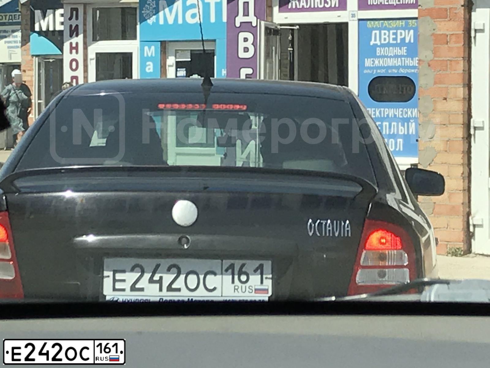 Фото автомобиля SKODA OCTAVIA, 2007 — госномер Е242ОС161. Цвет: ЧЕРНЫЙ