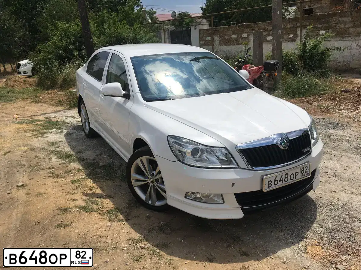 Фото автомобиля SKODA OCTAVIA, 2011 — госномер Р544ВВ82. Цвет: Белый