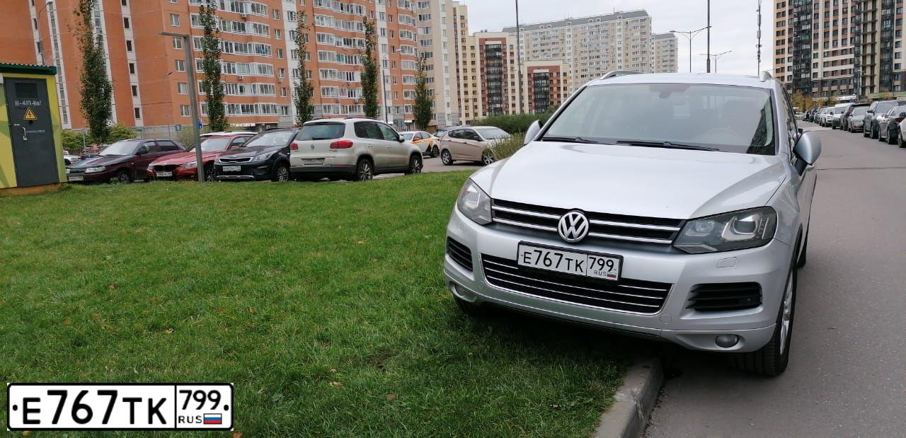 Фото автомобиля VOLKSWAGEN TOUAREG, 2012 — госномер М455СН790. Цвет: СЕРЕБРИСТЫЙ