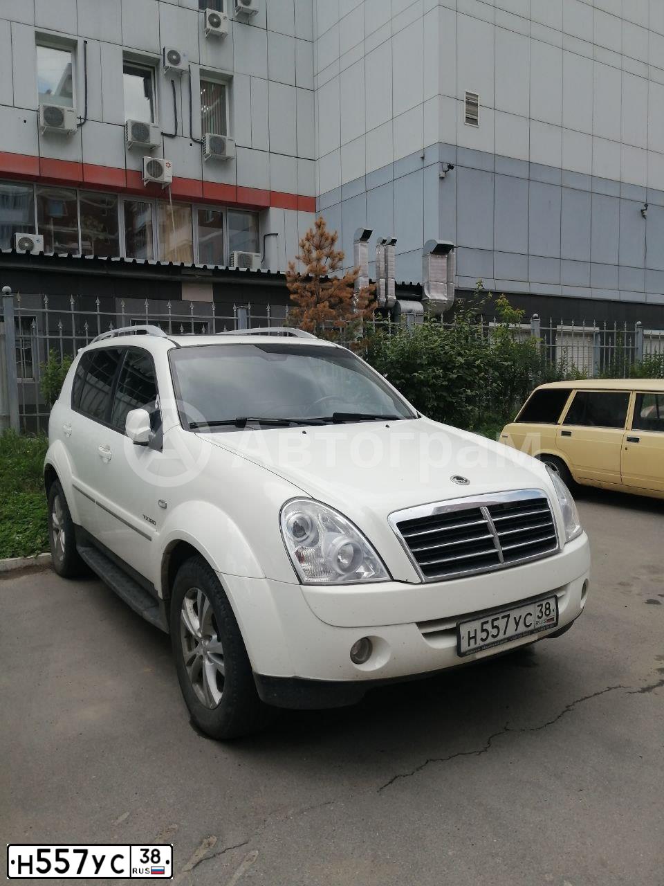 Фото автомобиля SSANGYONG REXTON, 2010 — госномер Н557УС38. Цвет: БЕЛЫЙ