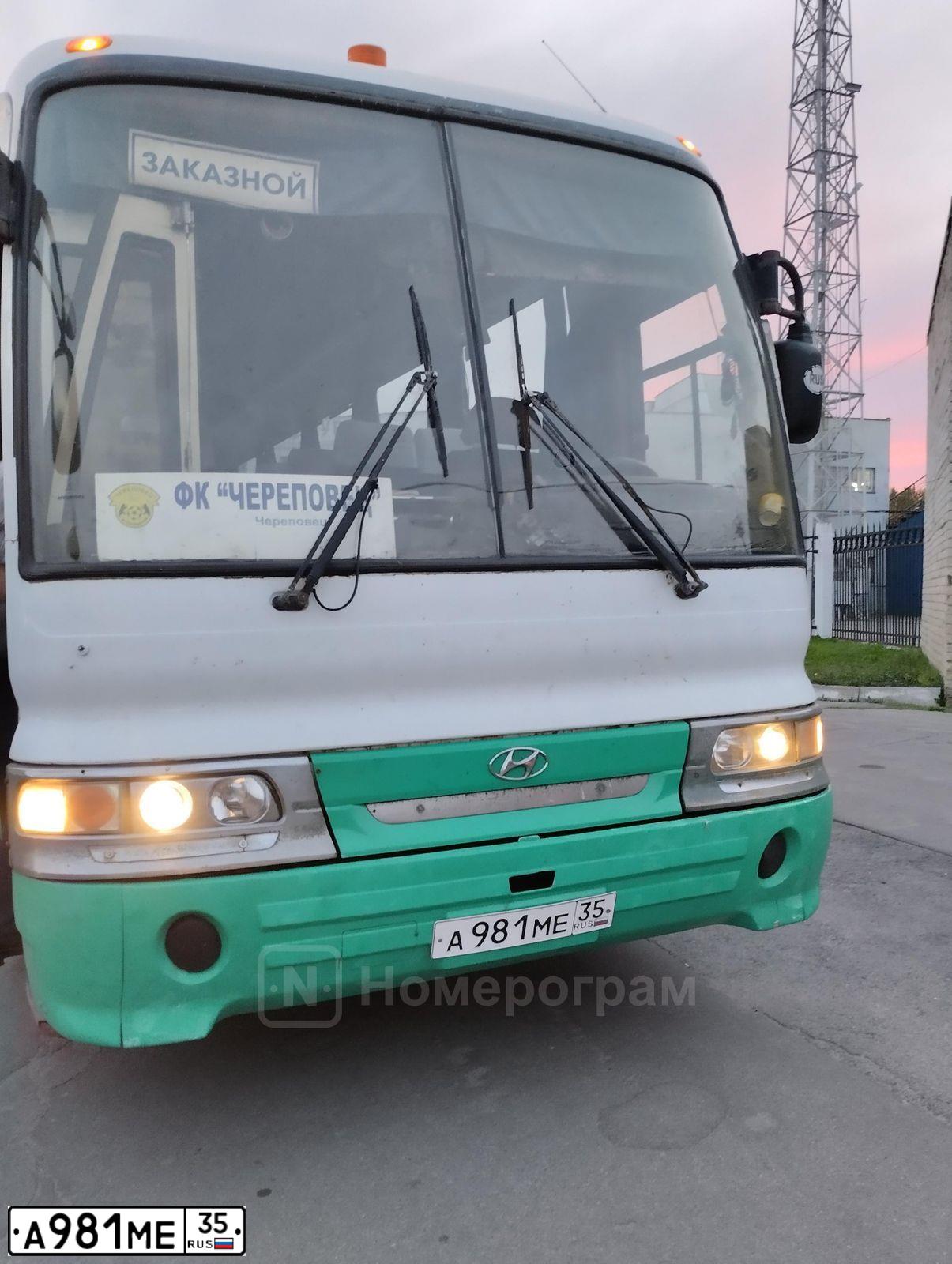 Фото автомобиля HYUNDAI AERO, 2001 — госномер А981МЕ35. Цвет: БЕЛО-ЗЕЛЕНЫЙ