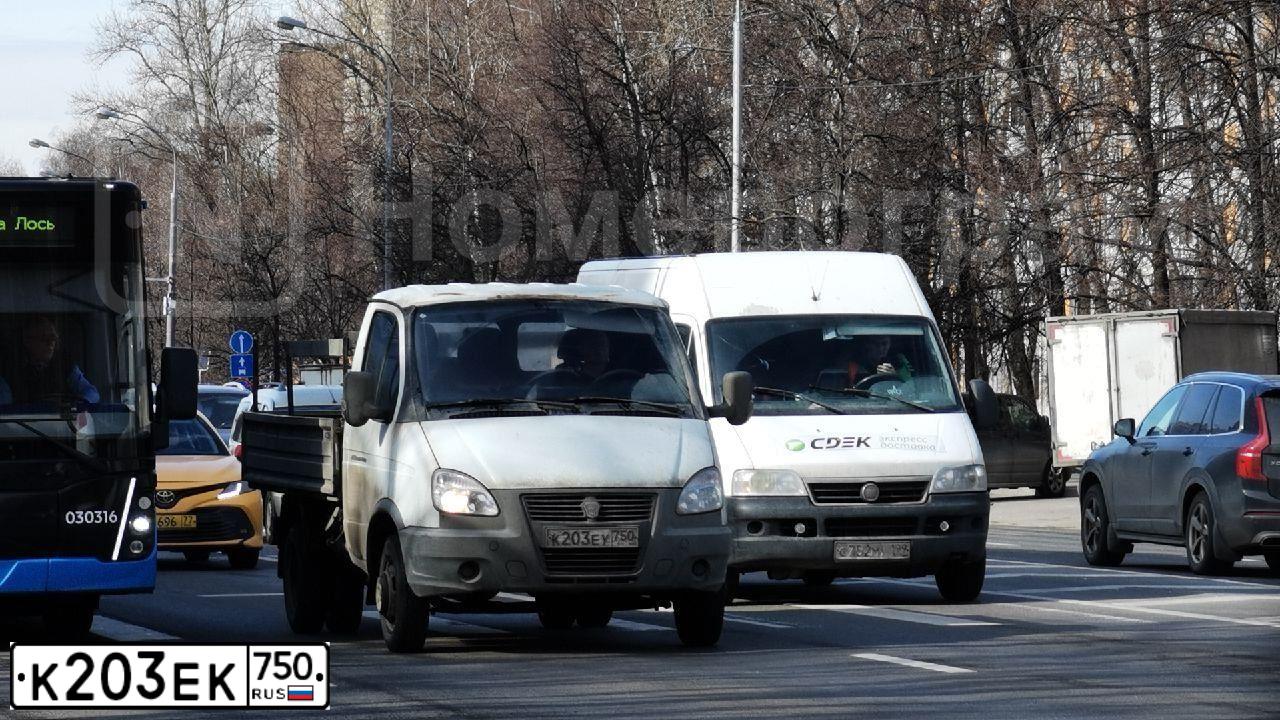 Фото автомобиля LANDROVER RANGE ROVER EVOQUE, 2013 — госномер С571ЕВ790. Цвет: синий