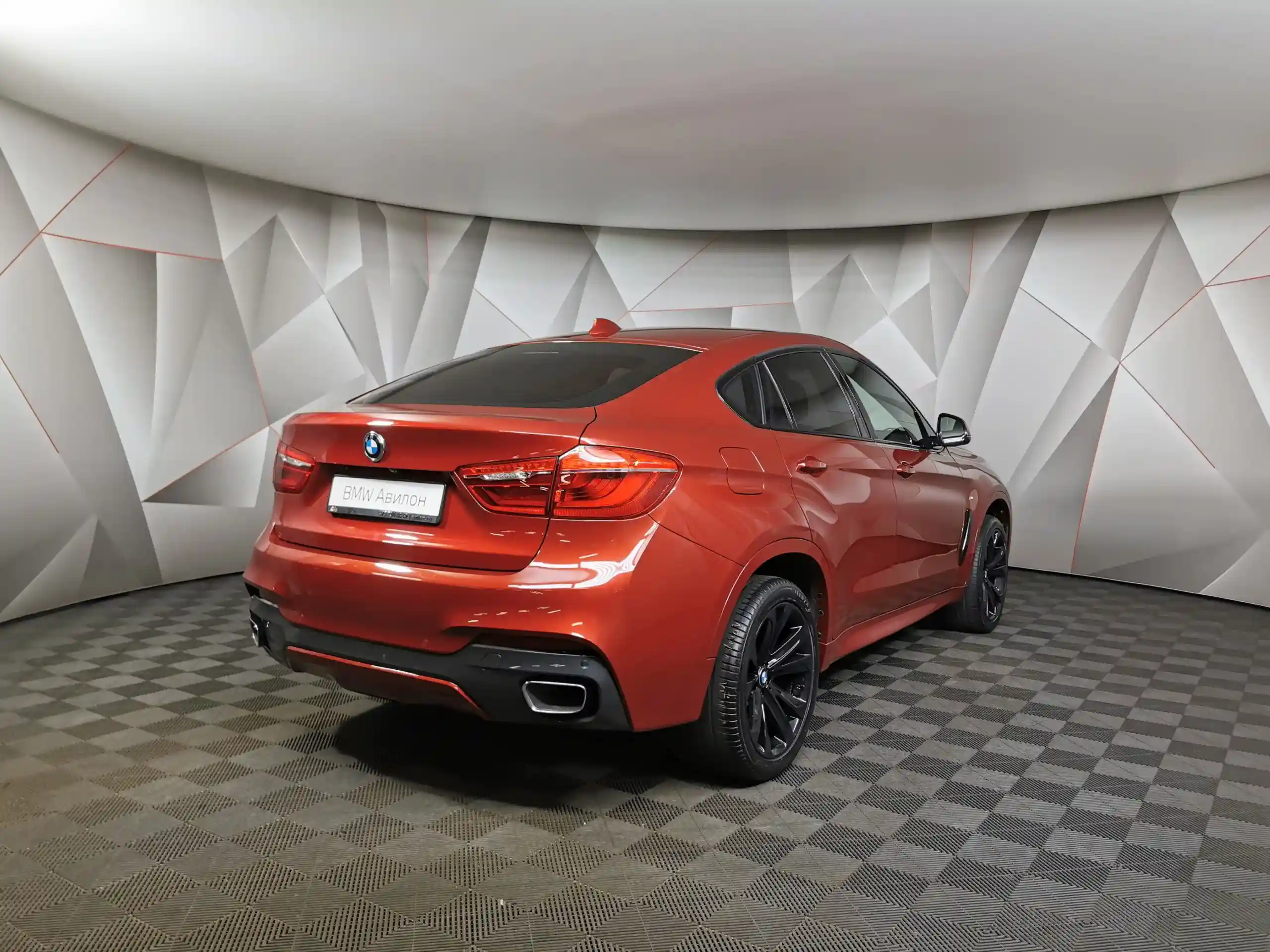 Фото автомобиля BMW X6, 2017 — госномер Е671ЕЕ190. Цвет: Красный