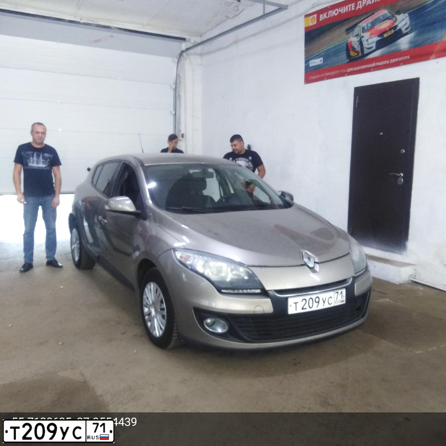 Фото автомобиля RENAULT MEGANE, 2012 — госномер Х987УА799. Цвет: БЕЖЕВЫЙ
