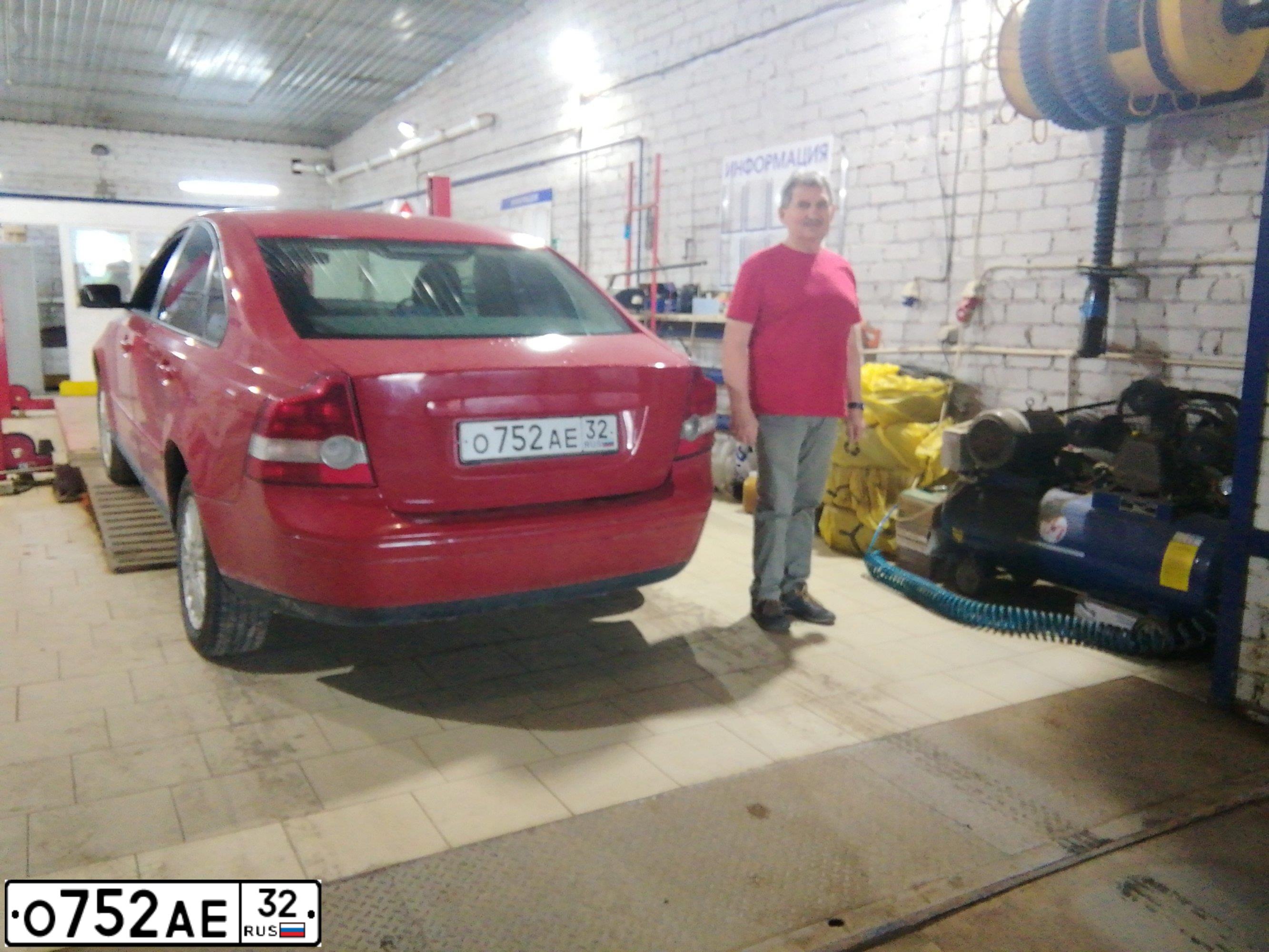 Фото автомобиля VOLVO S40, 2007 — госномер Р949УА40. Цвет: Красный