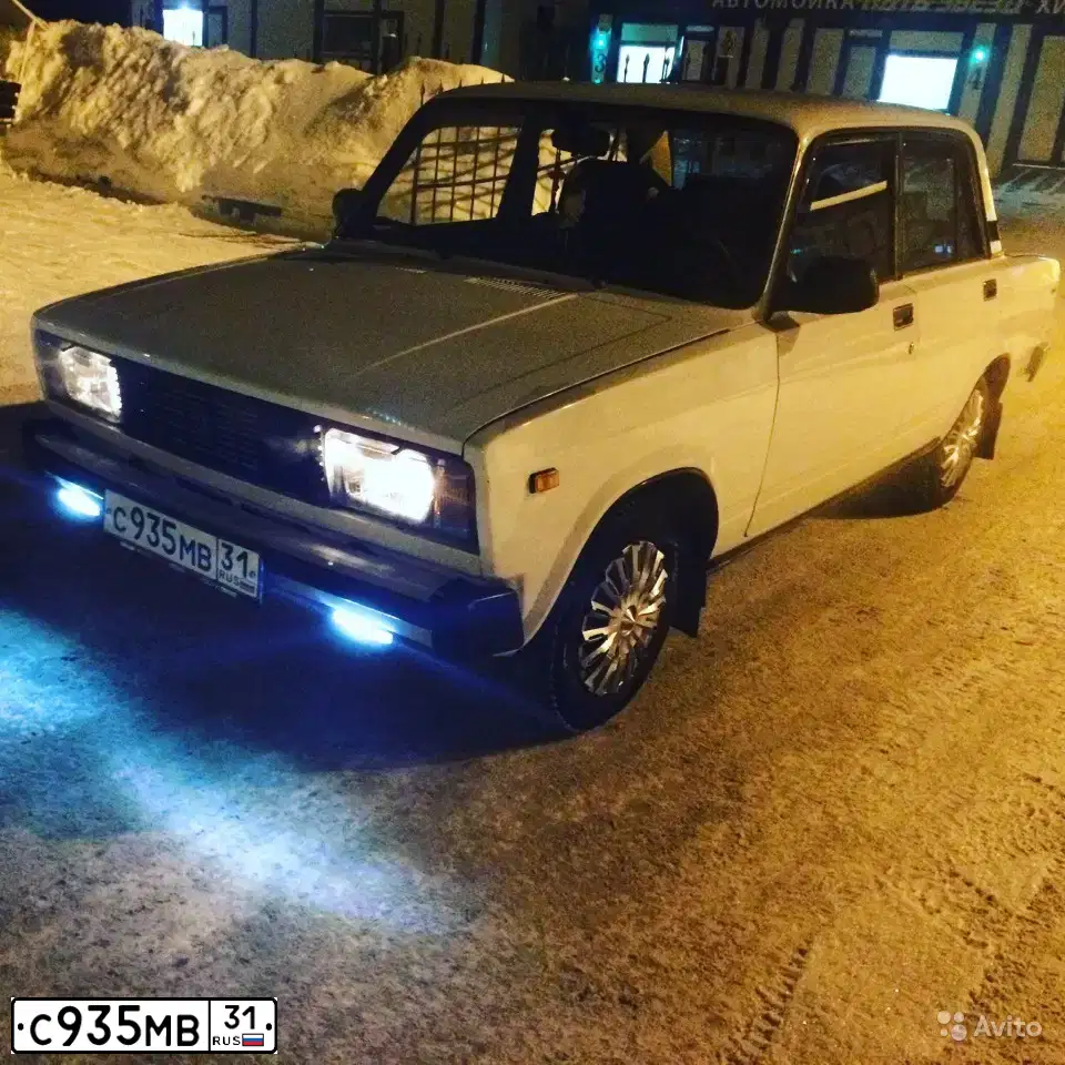 Фото автомобиля LADA 2105, 2002 — госномер С935МВ31. Цвет: ЯРКО-БЕЛЫЙ