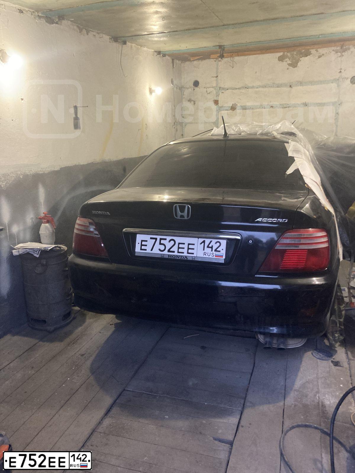 Фото автомобиля HONDA ACCORD, 2001 — госномер Е752ЕЕ142. Цвет: ЧЕРНЫЙ