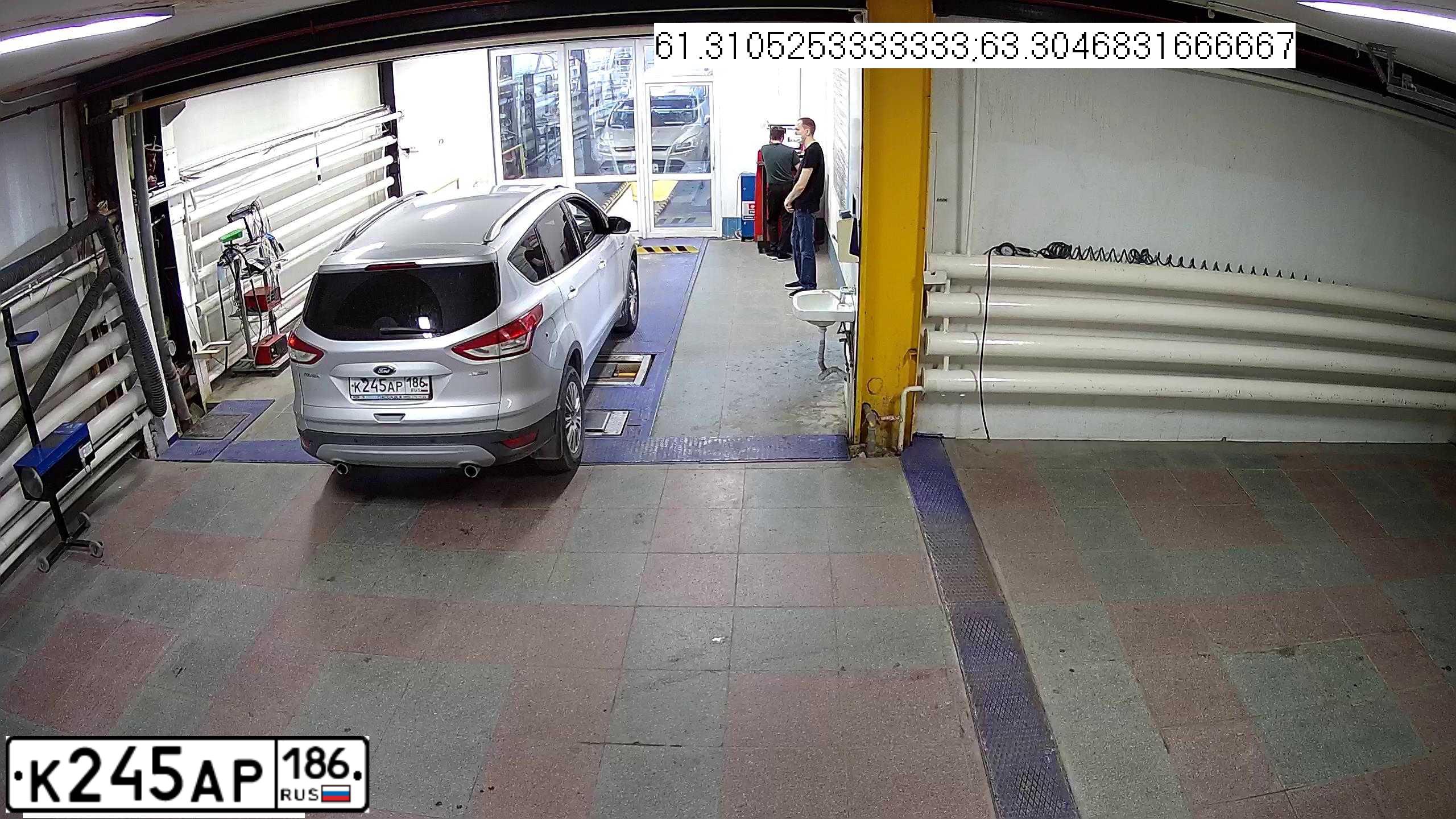 Фото автомобиля FORD KUGA, 2014 — госномер К245АР186. Цвет: СЕРЕБРИСТЫЙ