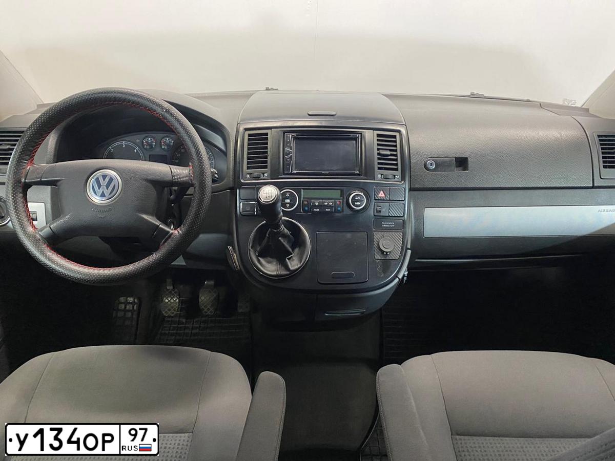 Фото автомобиля VOLKSWAGEN MULTIVAN, 2003 — госномер А103ХС33. Цвет: Темно-синий