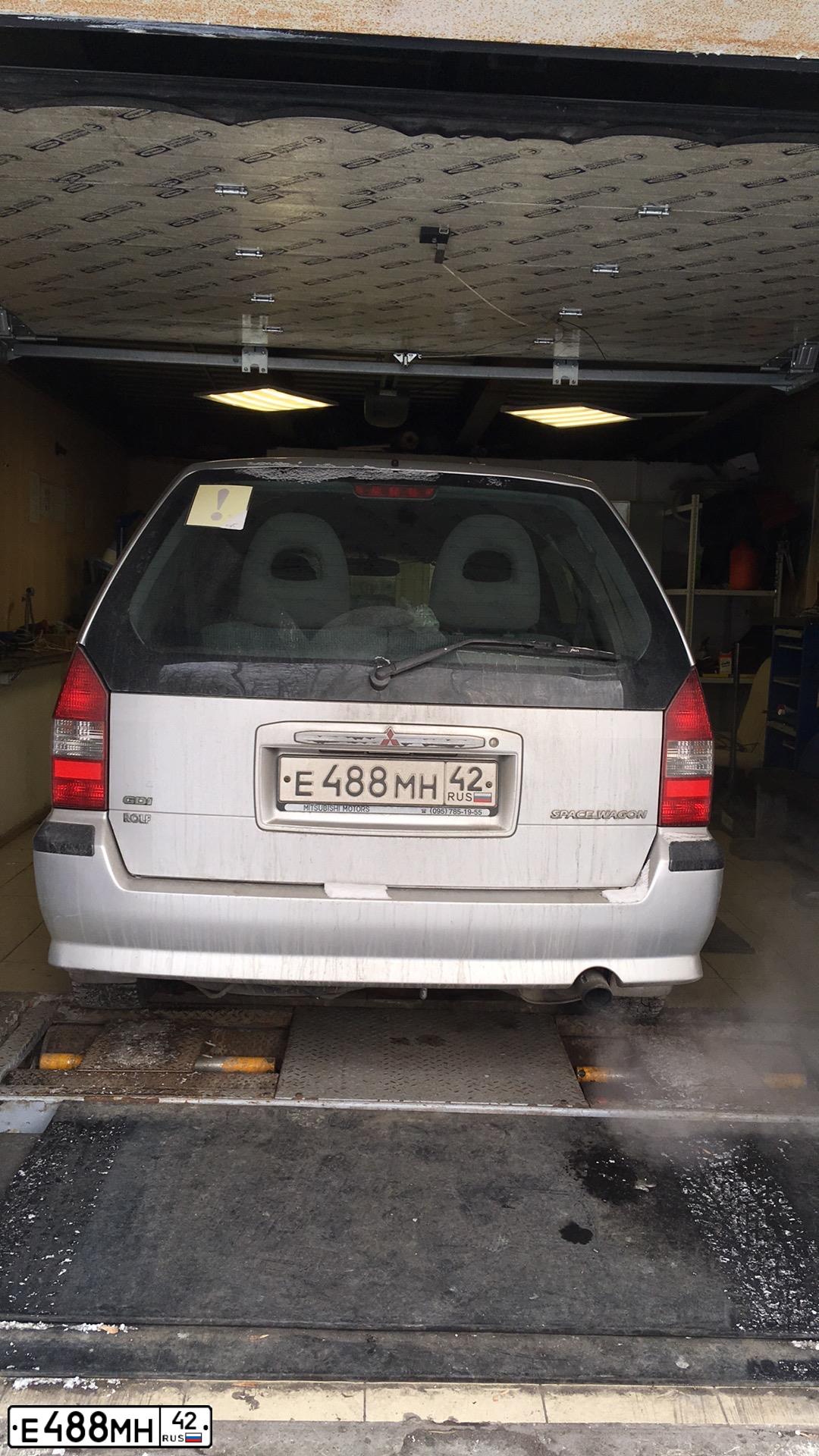 Фото автомобиля MITSUBISHI SPACE WAGON, 2002 — госномер Е488МН42. Цвет: серебристый