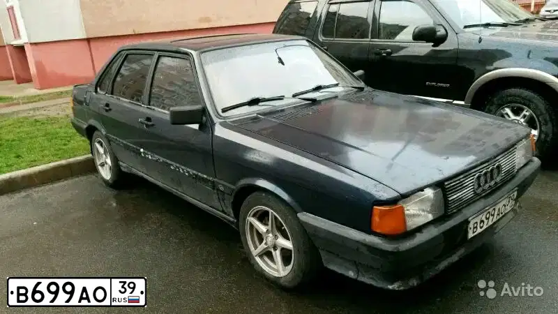 Фото автомобиля AUDI 80, 1982 — госномер В699АО39. Цвет: синий